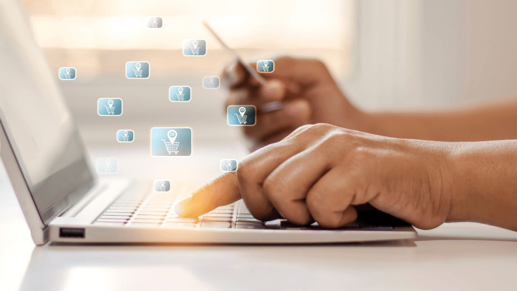 Mão de uma pessoa teclando no computador à procura de marketplace b2b